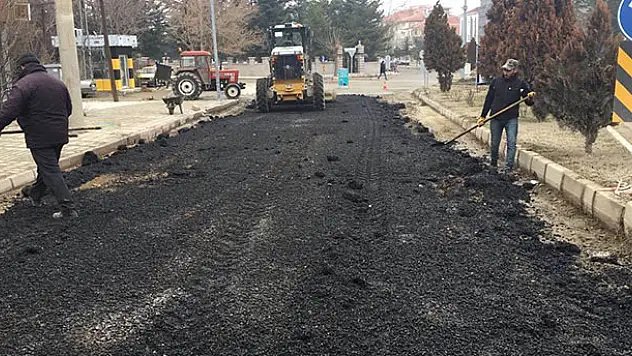 Akşehir'de yol ve kaldırımlar tamir ediliyor