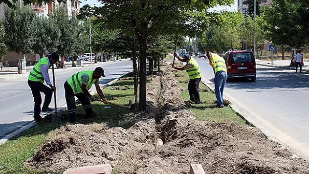 Akşehir'deki refüjlere otomatik sulama sistemi hattı