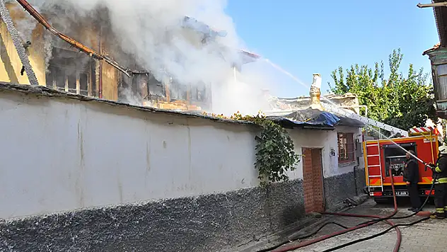 Akşehir'deki yangında iki ev kullanılamaz hale geldi
