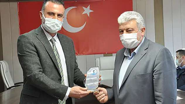 Akşehir Devlet Hastanesi'ne destek olan iş insanlarına plaket