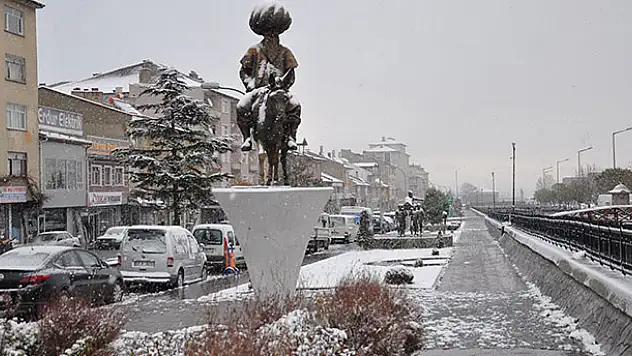 Akşehir'e yılın ilk karı yağdı