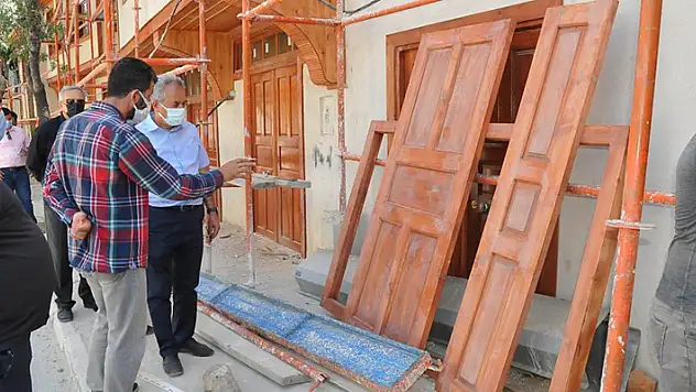 Akşehir İmaret Sokak'taki evler can buluyor
