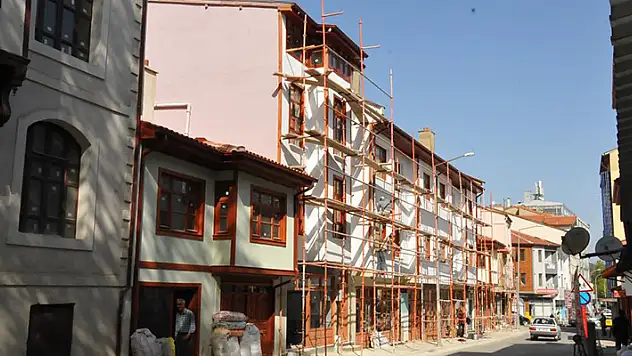 Akşehir İmaret Sokak'taki sokak sağlıklaştırma çalışmaları sürüyor
