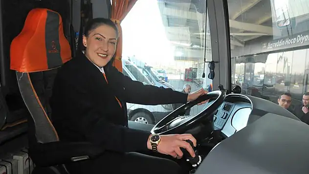 Akşehir'in şehirlerarası tek kadın şoförü Funda Çeper babasının izinde