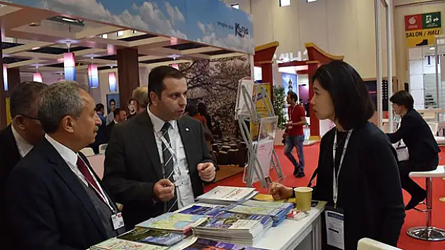 Akşehir kirazı çiçeği Japon turistlerin ilgisini çekti