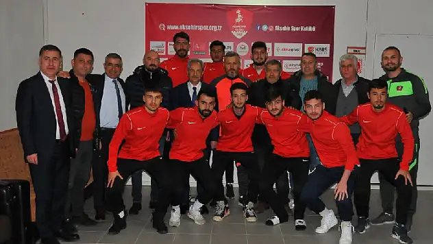Akşehir Spor yeni teknik direktörü ve yeni transferleriyle iddialı geliyor
