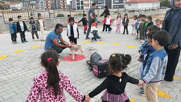Akşehir'de çocuklara hayvan sevgisi aşılandı