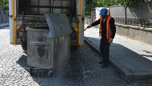 Akşehir'de çöp konteynerleri dezenfekte ediliyor
