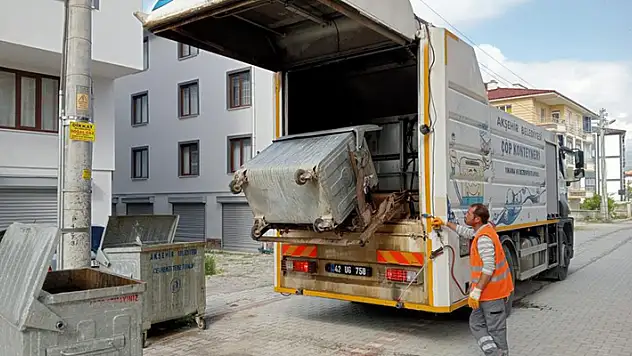 Akşehir'de çöp konteynerleri yerinde yıkanarak dezenfekte ediliyor
