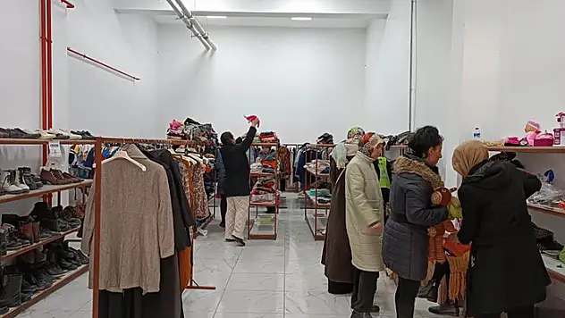 Akşehir'de depremzedeler için ücretsiz giyim mağazası açıldı
