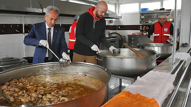 Akşehir'de günlük 2 bin 250 kişiye iftar yemeği

