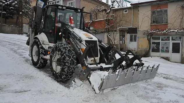 Akşehir'de kar temizliği çalışmaları 7/24 devam ediyor
