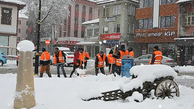 Akşehir'de kar temizliği çalışmaları sürüyor
