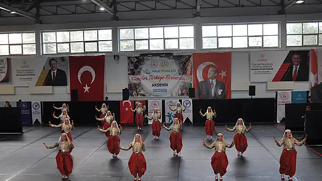Akşehir'de 'Okul Sporları Halk Oyunları Gençler Türkiye Birinciliği' yarışmaları yapıldı