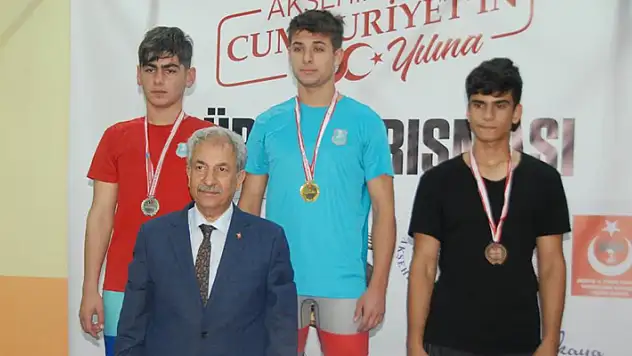 Akşehir'de pehlivanlar 100. yıl şerefine güreşti
