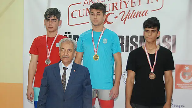 Akşehir'de pehlivanlar 100. yıl şerefine güreşti