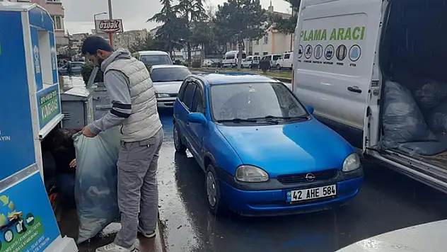 Akşehir'de tekstil atık kumbaralarına vatandaşlardan büyük ilgi
