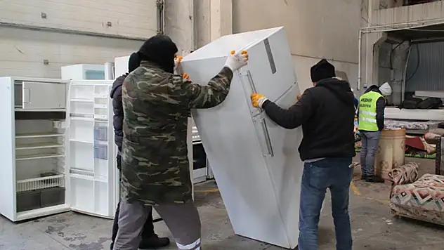 Akşehir'deki depremzedeler için beyaz eşya ve mobilya yardımı


