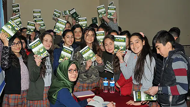 Akşehirli 17 yaşındaki yazar öğrencilerle buluştu
