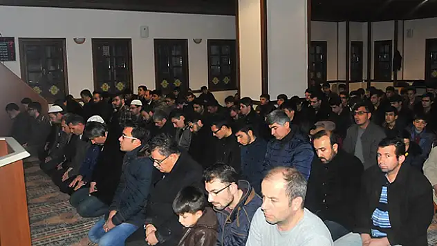 Akşehirli gençler sabah namazında buluştu
