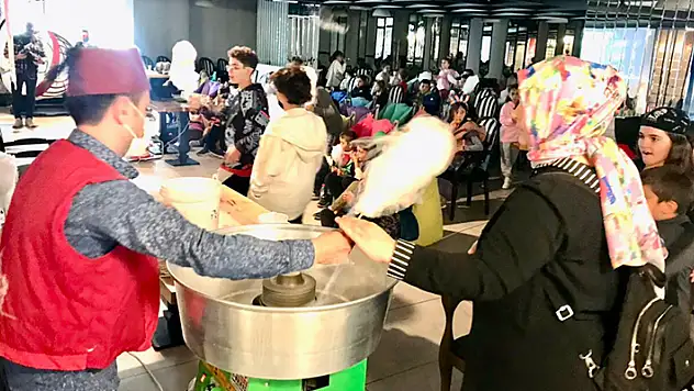 AKŞEKER'den sucuk ekmek partisi
