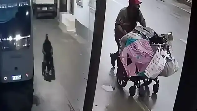 Akülü tekerlekli sandalyesi çalıp, gezdi! Şarjı bitince bunu yaptı
