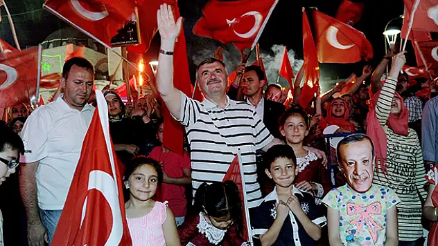 Akyürek: 'Başkomutanımız Gibi Dik Duracağız'