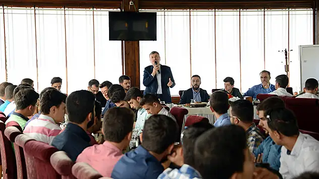 Akyürek: 'Ülkeyi daha ileriye taşıma sorumluluğu gençlerdedir'