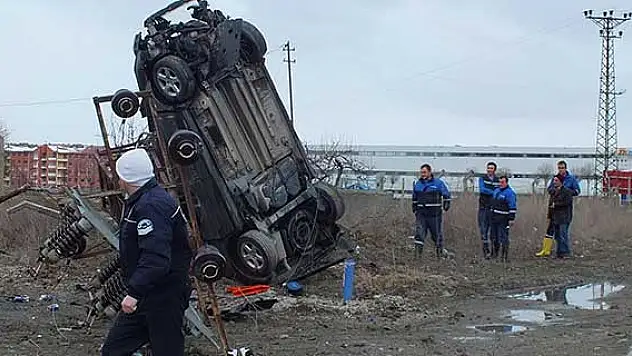 Akyurt'ta otomobil elektrik direğine çarptı: 1 yaralı