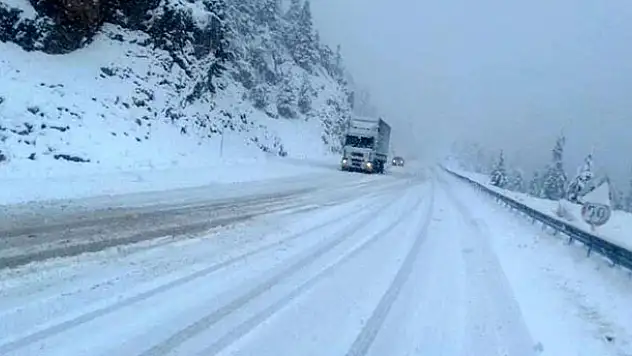 Alacabel'de  kar yağışı devam ediyor!  Konya-Antalya yolunda bazı araçların geçişine izin verilmiyor
