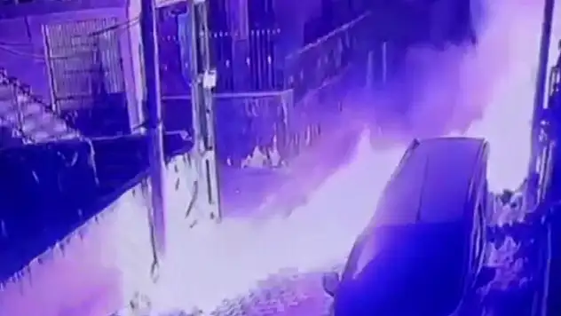 Alacağını alamadı, evin önüne el yapımı bomba attı
