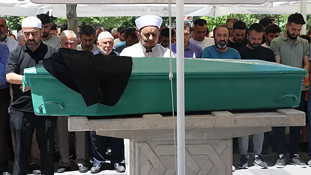 Alacak tartışmasında öldürülen inşaat işçisi toprağa verildi
