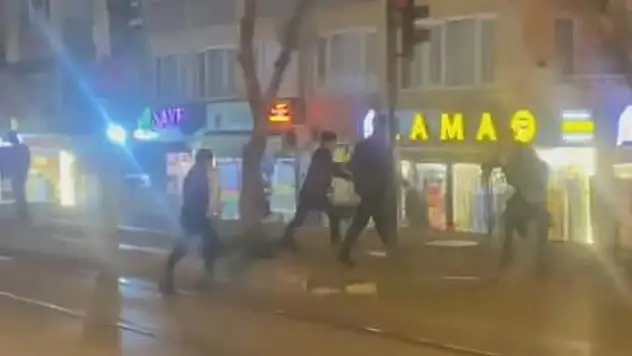 Alacak verecek meselesi sokağa taştı...Cadde boks ringine döndü
