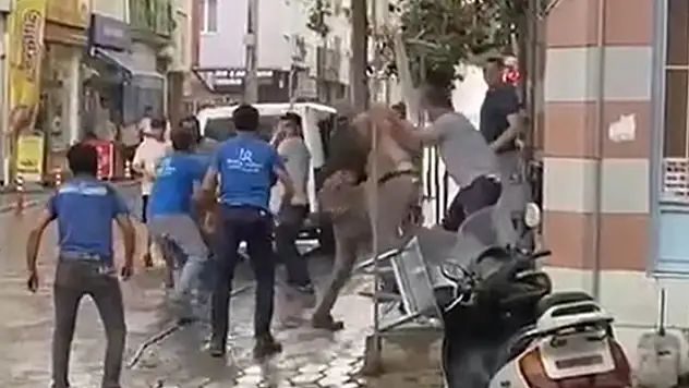 Alacak verecek meselesinden tartışan akrabalar sokak ortasında kavga etti
