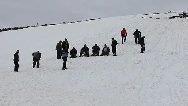 Aladağ'da şalvarlı hanım ve yaşlılardan kayak takımı kuruluyor