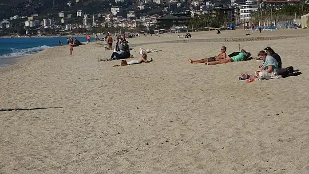 Alanya'da güzel havayı fırsat bilen turistler deniz kenarına koştu
