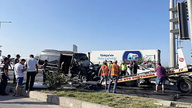 Alanya'da tur minibüsünün tırla çarpışması sonucu 2 kişi öldü, 12 kişi yaralandı
