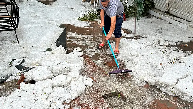 Alanya'da dolu ve sağanak etkili oldu

