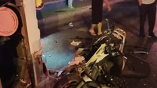 Alanya'da kırmızı ışıkta bekleyen otobüse çarpan motosikletin sürücüsü hayatını kaybetti