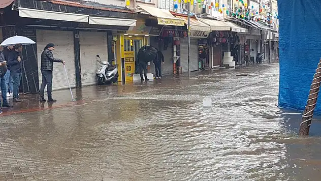 Alanya'da rögarlar taştı, çarşı merkezini su bastı
