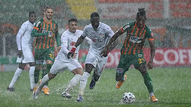 Alanyaspor-Sivasspor maçı yarına ertelendi
