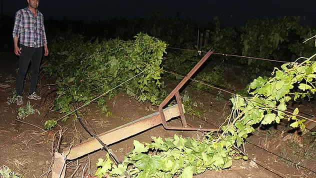 Alaşehir'de dolu, günlük yaşamı olumsuz etkiledi
