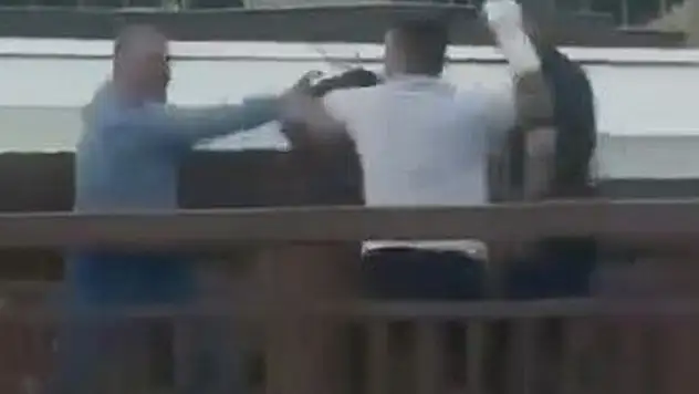 Alçılı eliyle, tekme yumruk kavga etti!
