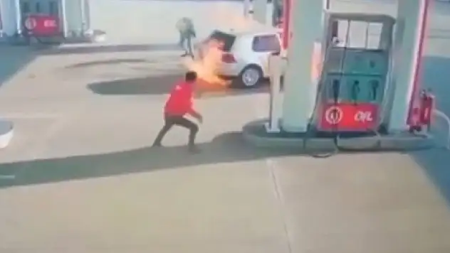 Alev alan araçtan canlarını son anda kurtardılar
