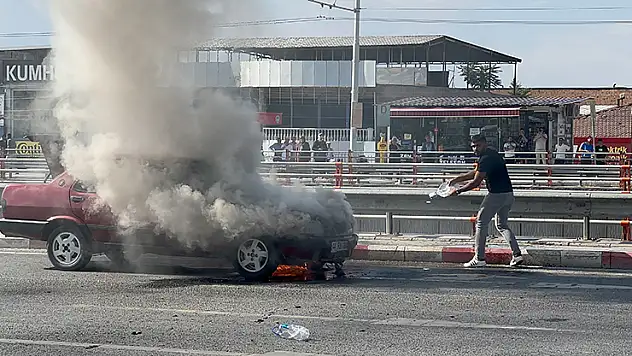 Alev alan otomobilini kendi çabasıyla söndürmeye çalıştı