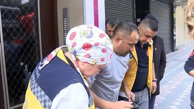 Alev alan yağa su döktü! Hem kendini hem evi yaktı!

