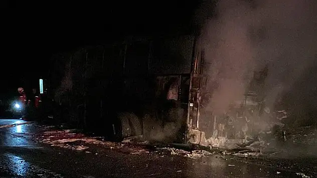 Alev alan yolcu otobüsü kullanılamaz hale geldi

