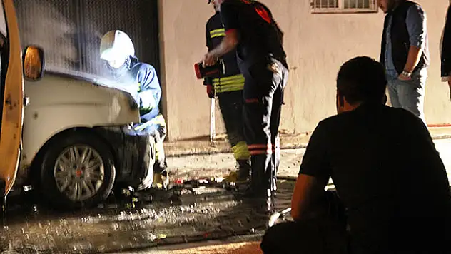 Alev alev yanan aracını çaresizce seyretti