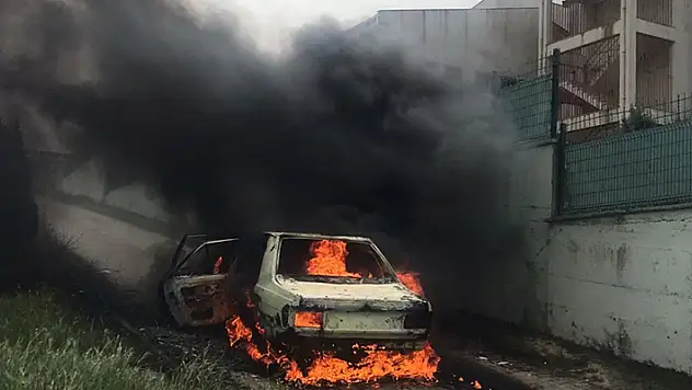 Alev alev yanan otomobil hurda yığınına döndü
