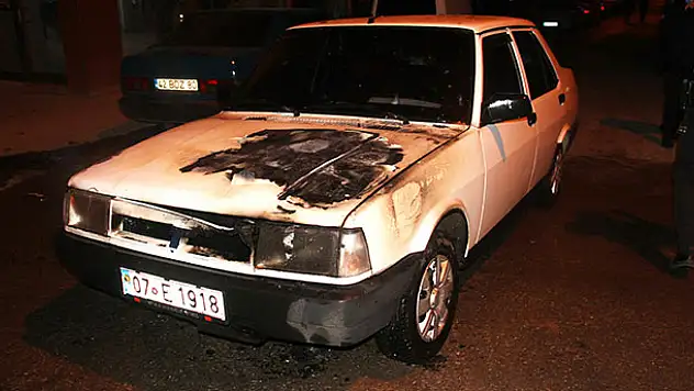 Alevlerin yükseldiği otomobildeki yangını itfaiye söndürdü